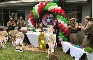 Menina faz aniversário com festa temática da PM e recebe surpresa em Caçador