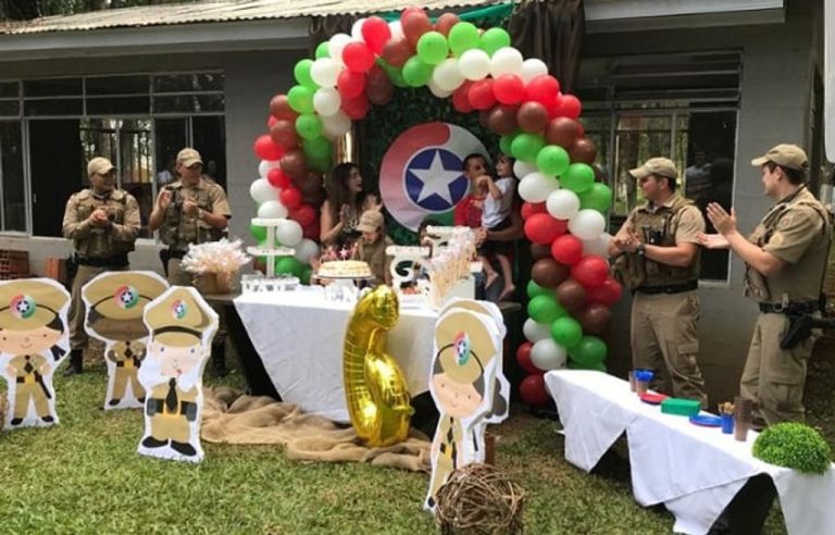 Menina faz aniversário com festa temática da PM e recebe surpresa em Caçador