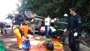 Motorista fica preso as ferragens em capotamento na BR-282