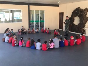 Escola de Educação Básica Prof. Odilon Fernandes realiza visita na Polícia Militar Ambiental em Joaçaba.