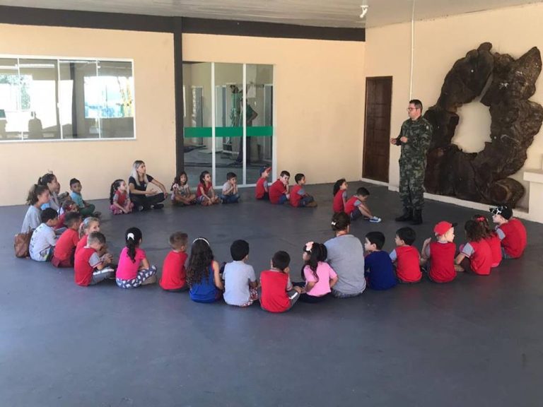 Escola de Educação Básica Prof. Odilon Fernandes realiza visita na Polícia Militar Ambiental em Joaçaba.