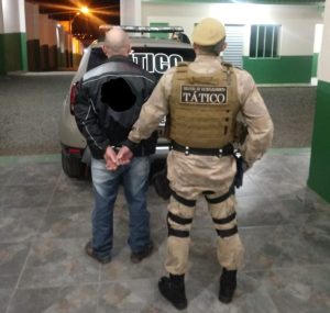 Homem com mandado de prisão por roubo é preso em Joaçaba