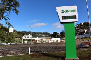 Sicredi entrega medidor de temperatura e relógio digital para o parque de Joaçaba