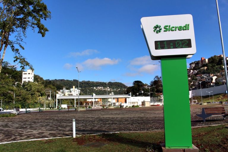 Sicredi entrega medidor de temperatura e relógio digital para o parque de Joaçaba