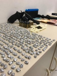 Operação policial em Fraiburgo resulta na apreensão de mais de 770 pedras de crack, arma e munições