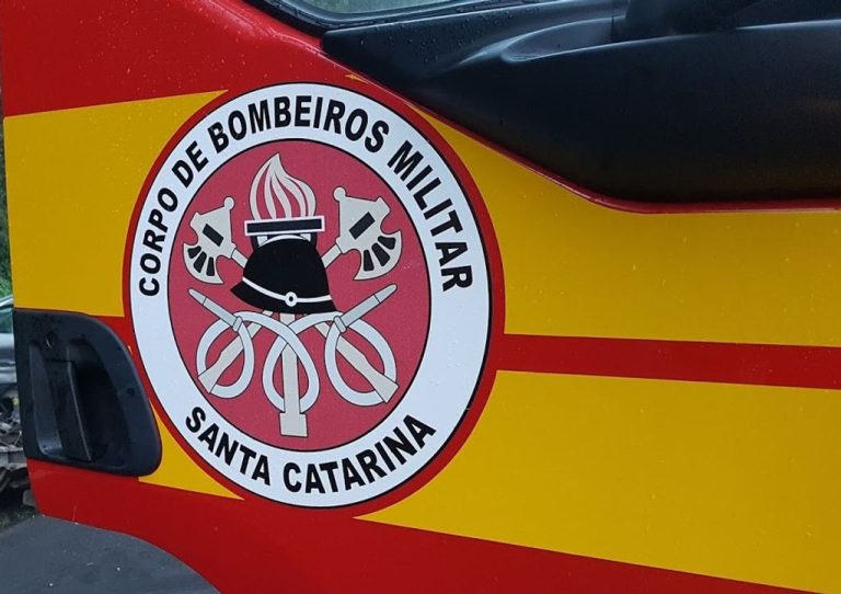 Populares acionam a PM e os Bombeiros ao suspeitar que jovem embriagado estava morto ao lado de veículo