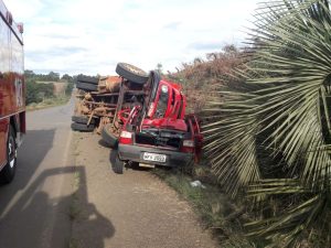 Acidente entre caminhão e carro de passeio deixa três pessoas presas às ferragens