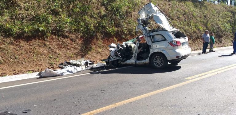 Acidente entre carros e caminhão provoca uma morte na BR-282 no Oeste