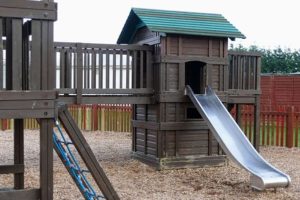 TJ mantém indenização à família de criança que caiu de escorregador em parque infantil