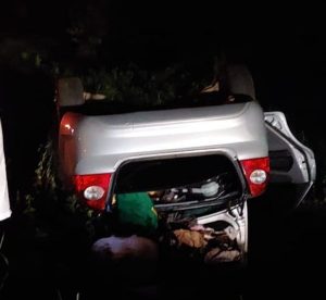 Carro capota após atingir pedestre na BR 282 em Joaçaba