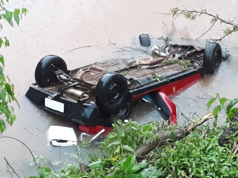 Veículo com quatro ocupantes cai em um açude