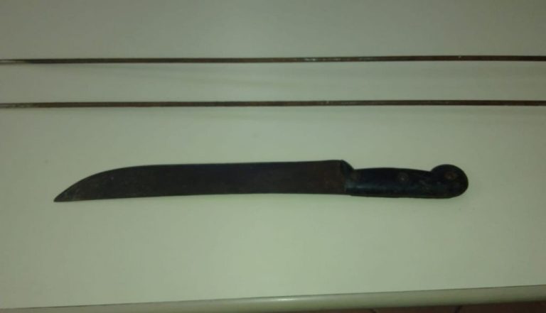 Homem é preso após agressão com faca e espeto