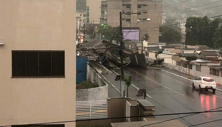 Vendaval causa estragos em Videira