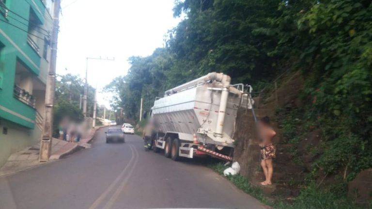 Caminhão perde controle e atinge dois carros em Herval d´Oeste