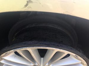 Motorista é preso após ser flagrado dirigindo bêbado e com o carro sem um dos pneus em SC