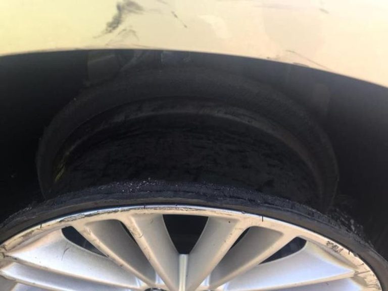 Motorista é preso após ser flagrado dirigindo bêbado e com o carro sem um dos pneus em SC