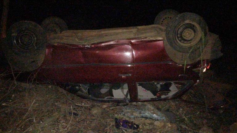Carro sai da pista e capota em Ouro