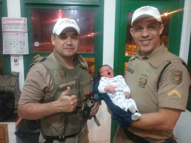 Políciais Militares Rodoviários salvam bebê que se afogou  com leite materno