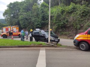 Carro colide em poste no trevo do Chocodinho em Joaçaba