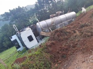 Caminhão que transporta leite tomba no interior de Erval Velho