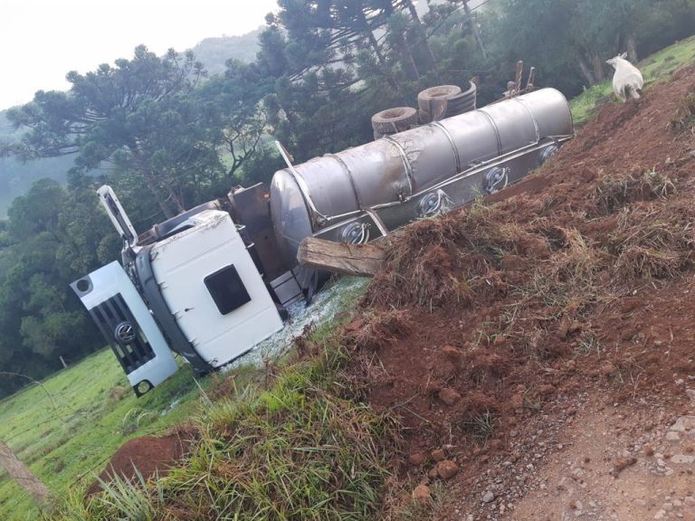 Caminhão que transporta leite tomba no interior de Erval Velho