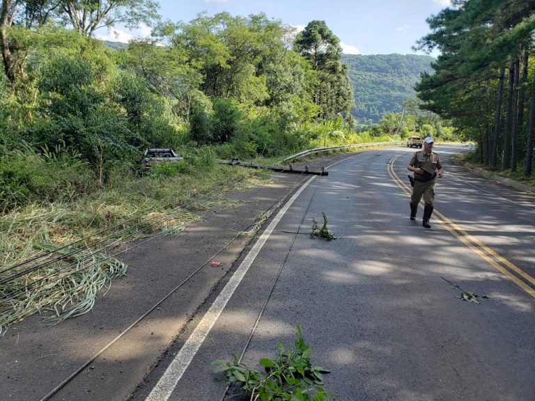 Veículo bate em poste na SC-453 entre Luzerna e Ibicaré