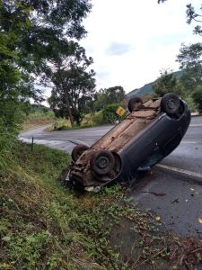 Veículo sem licenciamento e com motorista não habilitado capota na SC-453