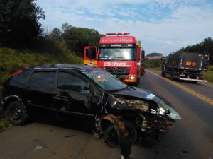Acidente envolve caminhão e veículo próximo ao trevo de Vargem