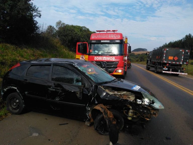 Acidente envolve caminhão e veículo próximo ao trevo de Vargem