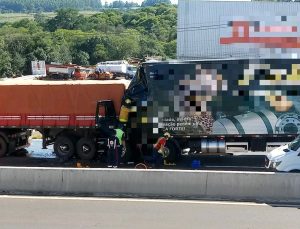 Grave acidente no Oeste entre dois caminhões deixa uma pessoa presa às ferragens