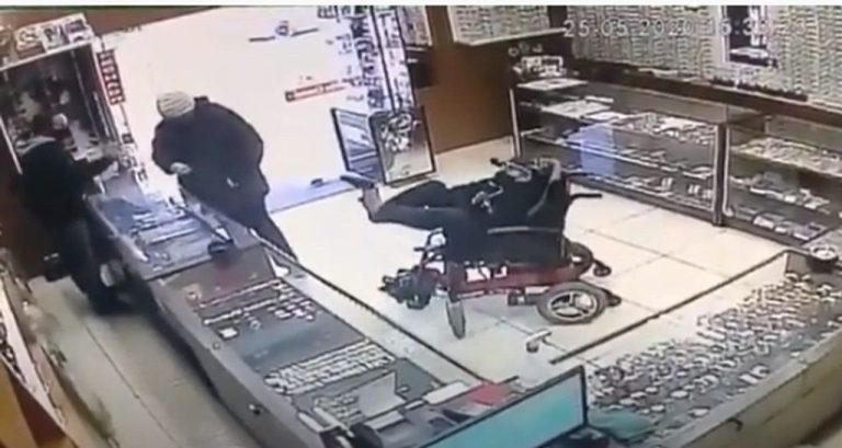 Cadeirante mudo é preso ao tentar assaltar relojoaria com pistola no pé