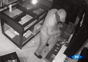 Ladrão quebra vidro e furta joalheria no centro de Capinzal