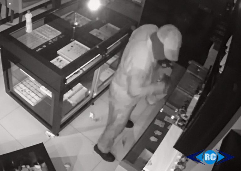 Ladrão quebra vidro e furta joalheria no centro de Capinzal