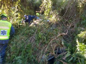 Veículo sai da pista e capota às margens da BR-282