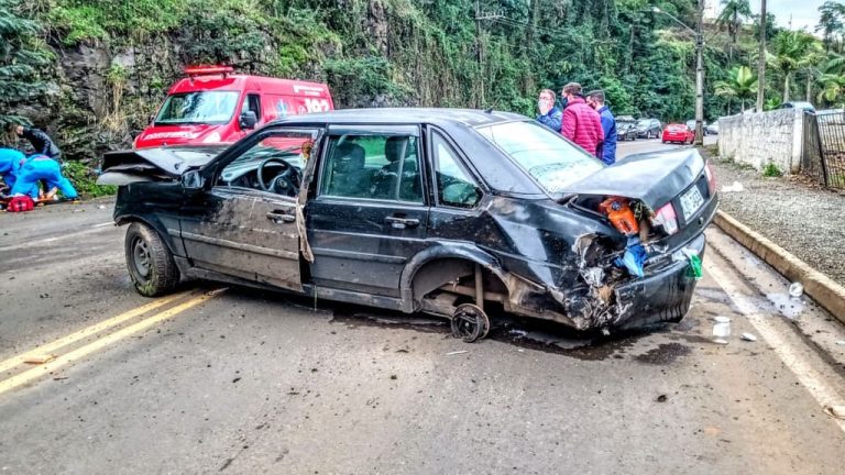 Homem é projetado para fora de veículo em acidente