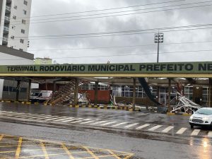 Chuva e vento causam queda de árvores, acidentes e destelhamentos em Concórdia