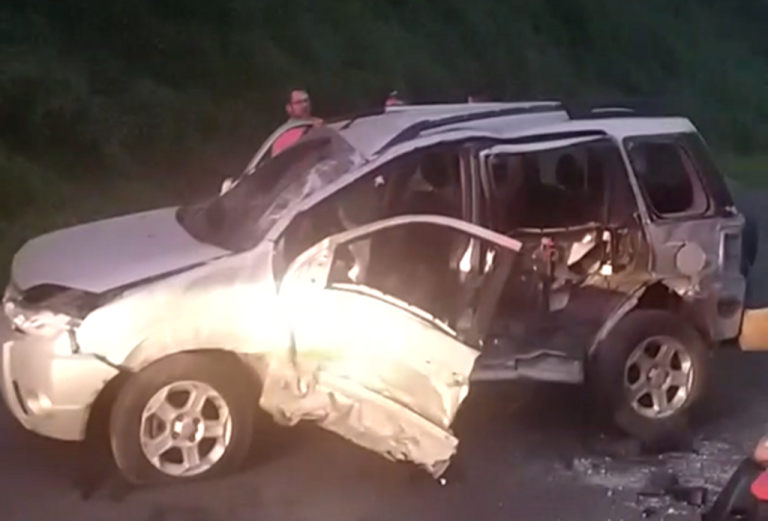 Kombi cai em ribanceira após acidente com outro veículo em Luzerna