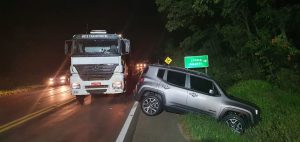 Acidente entre carro e carreta é registrado na BR-282 em Joaçaba
