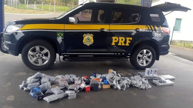 PRF flagra carro com placas de Joaçaba transportando mercadorias importadas ilegalmente