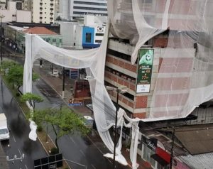 Temporais avançam em Santa Catarina e causam estragos em Chapecó