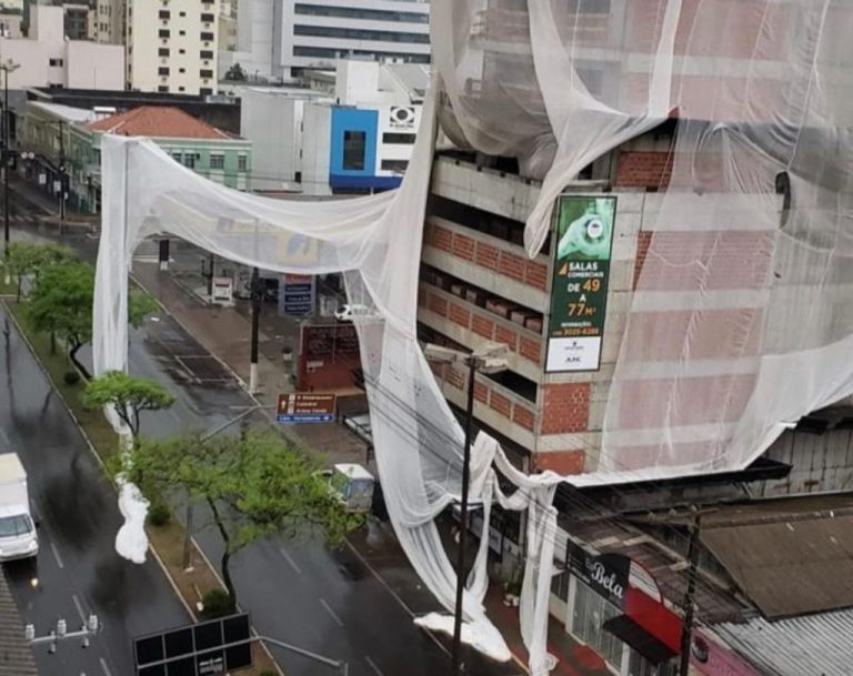 Temporais avançam em Santa Catarina e causam estragos em Chapecó