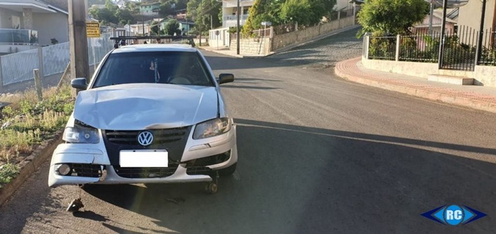 Adolescente fratura a perna após colidir moto contra carro em Capinzal