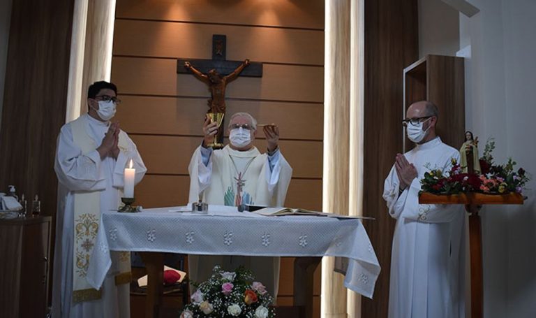 Hust celebra o dia de Santa Teresinha com missa e benção de rosas e do hospital