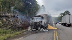Carreta é destruída por incêndio na BR 282 em Vargem Bonita