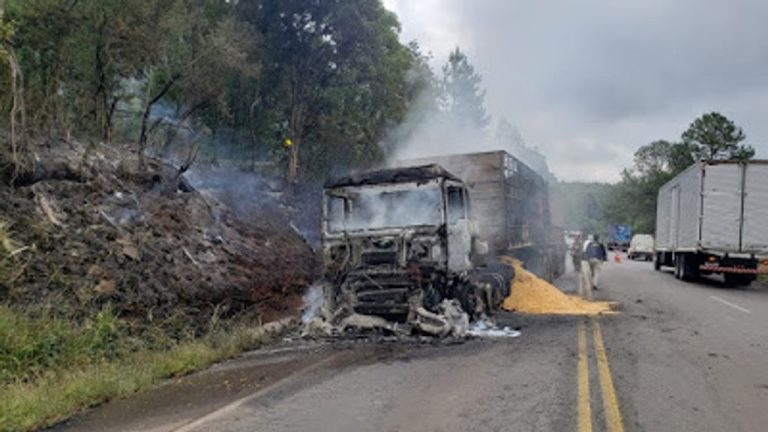 Carreta é destruída por incêndio na BR 282 em Vargem Bonita