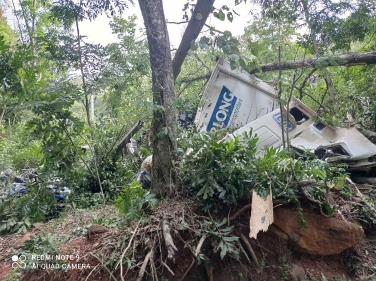 Homem fica ferido após carreta tombar no Oeste de Santa Catarina