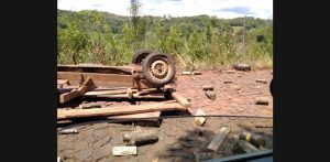 Mulher morre e crianças ficam feridas após carreta agrícola capotar no Oeste