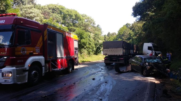Acidente envolvendo carro e carreta provoca uma morte na BR 282