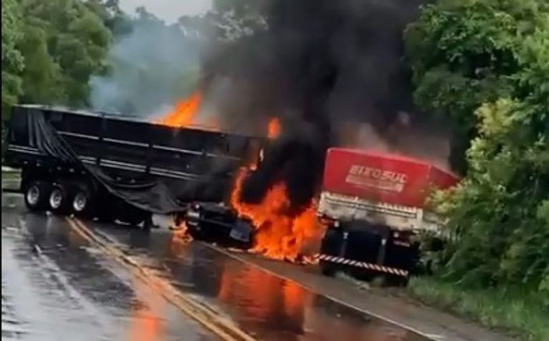 Carretas incendeiam após violenta colisão frontal na BR-282 e duas pessoas morrem no Oeste