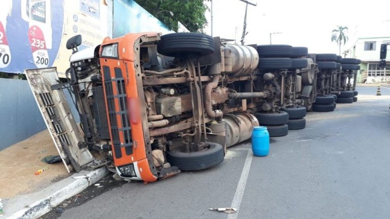 Carreta carregada com trigo tomba no Oeste de SC